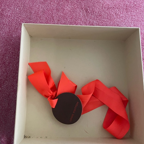 Louis Vuitton box with bow - Picture 10 of 14